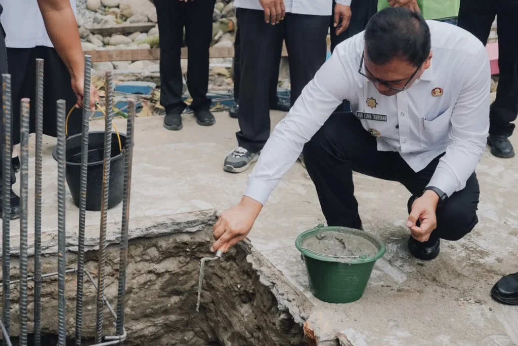 PELETAKAN BATU PERTAMA RKB DI BERINGIN, BUPATI ASRI LUDIN TEKANKAN 2 PENGAWASAN: SISWA & KUALITAS BANGUNAN     “Jangan Sampai Ada Korban, Fasilitas Harus Berkualitas”