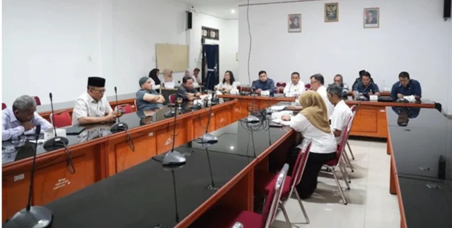 RAPAT BATAL! KADIS CIKATARU & KONSULTAN MANGKIR, DPRD DELISERDANG GERAM: INI BENTUK TIDAK HARGAI ANGGARAN RAKYAT RP1,8 MILIAR*     “Proyek Strategis 20 Tahun Kedepan Dianggap Main-Main”