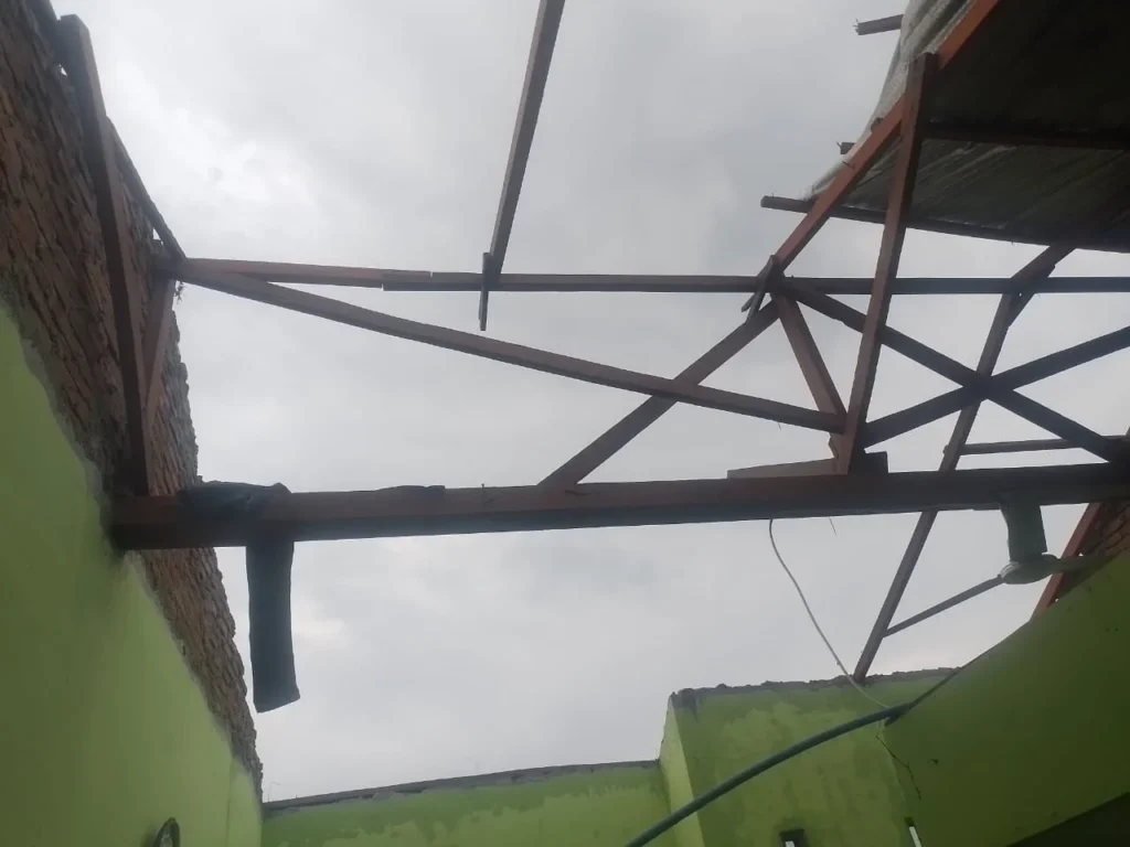 ANGIN KENCANG TERPAKAN SEI ROTAN TEMBUNG, ATAP RUMAH WARGA TERBANG SORE TADI