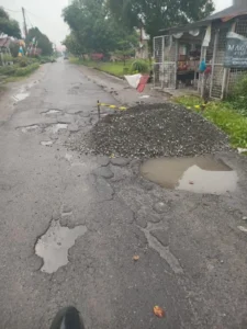 DUGAAN LANGGAR JUKNIS! PEKERJAAN UU BESKOS JALAN SIDODADI – RAMUNIA DINILAI TIDAK SESUAI SPEK BINA MARGA    Lubang Basah Ditimbun, Ketebalan Tak Ada Acuan 