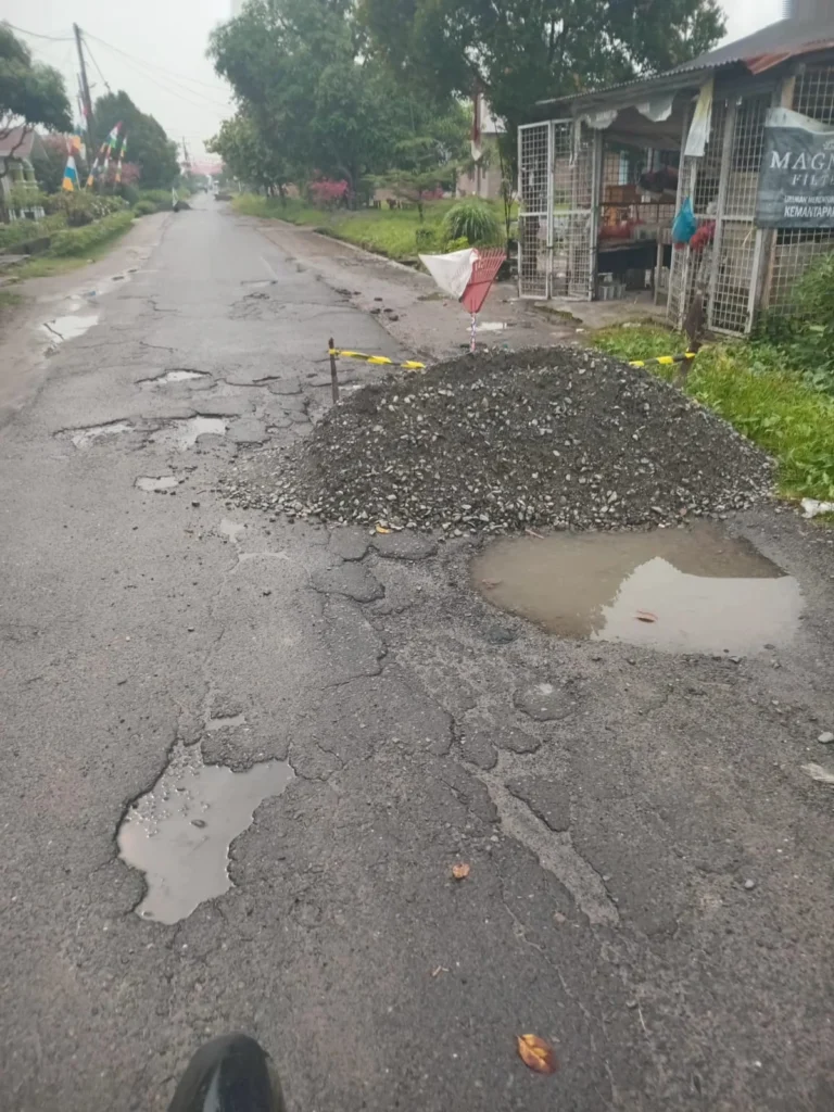 DUGAAN LANGGAR JUKNIS! PEKERJAAN UU BESKOS JALAN SIDODADI – RAMUNIA DINILAI TIDAK SESUAI SPEK BINA MARGA    Lubang Basah Ditimbun, Ketebalan Tak Ada Acuan 