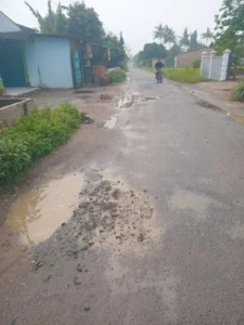 TIMBUNAN BESKOS LEBIH TINGGI DARI ASPAL, PEKERJAAN JALAN SIDODADI – RAMUNIA DIDUGA ABAIKAN SPEK    Lubang Masih Berair Langsung Ditimbun, SDA BMBK Diminta Bertindak