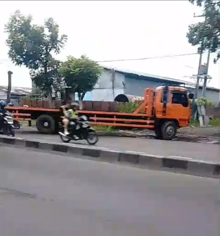 Modus Sebagai Gudang Bongkar Muat Barang dan Bengkel Alat Berat di Jalan Kol. Yos Sudarso Diduga Melakukan Praktek Penimbunan BBM Jenis Solar