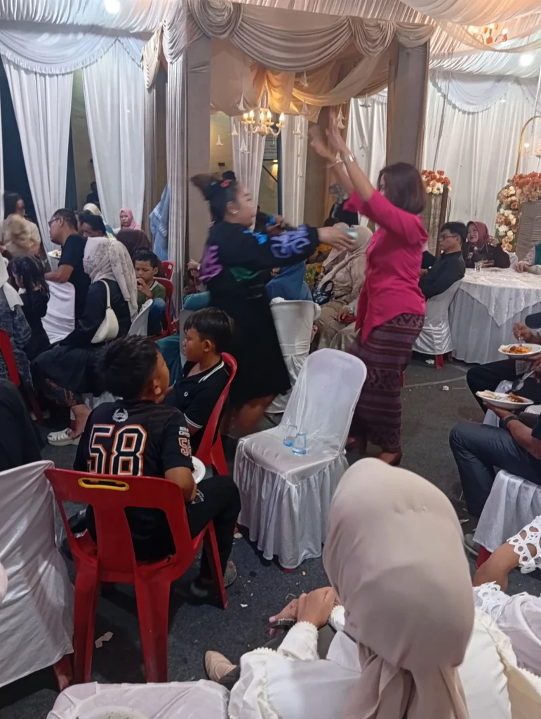 TAMPIL MEMUKAU, MANO SINGER OFFISIAL MERIAHKAN PESTA PERNIKAHAN DI PAGAR MERBAU