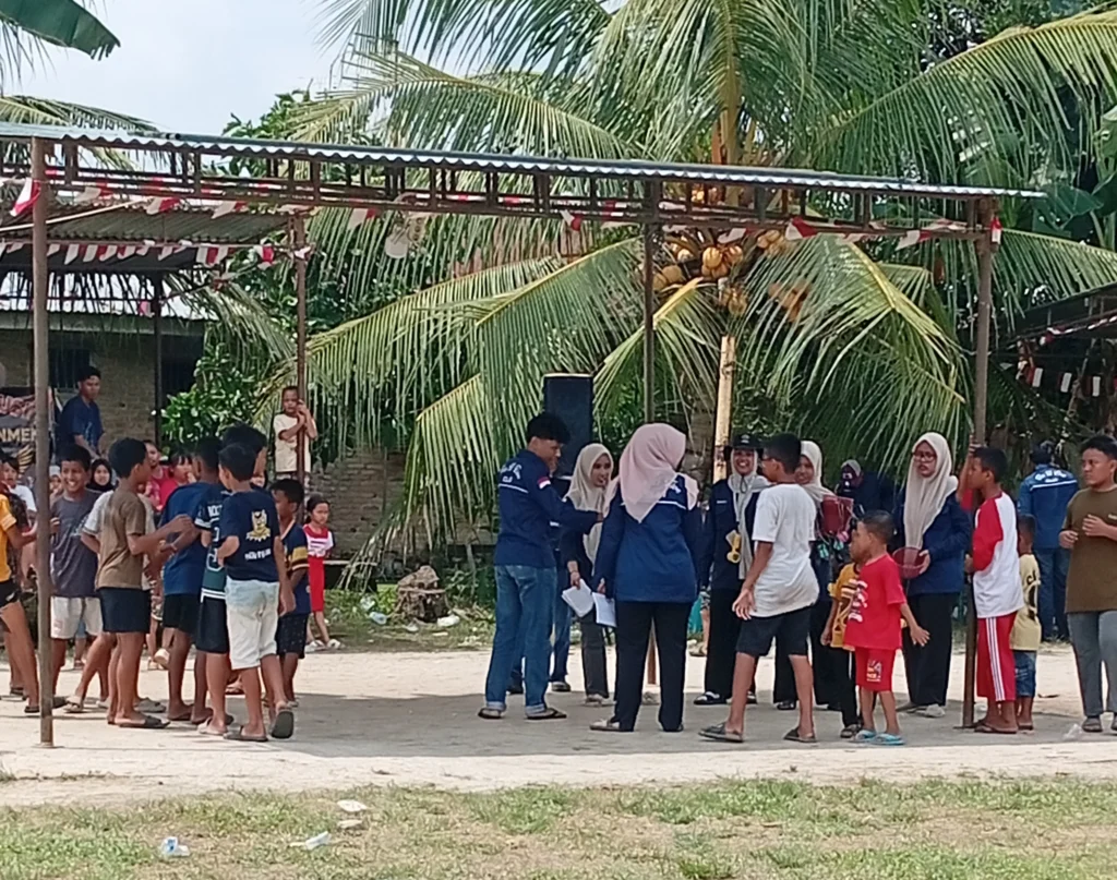 MERIAH! WARGA DUSUN 5 JAHARUN B GALANG GUNAKAN PANJAT PINANG SEBAGAI PUNCAK HUT RI KE-81