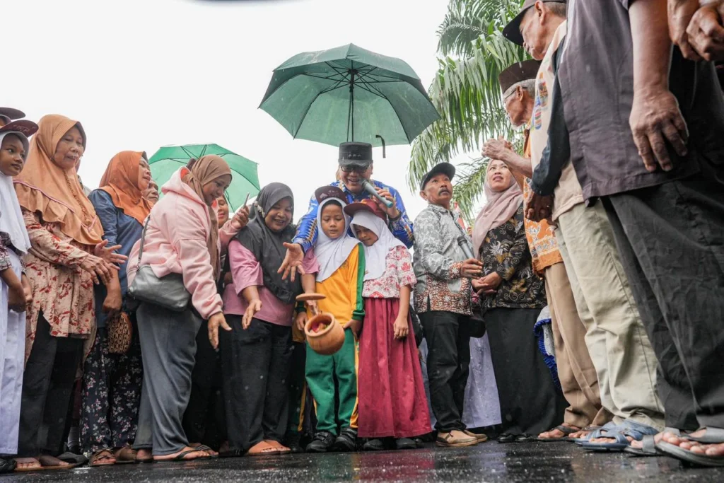 “81 Tahun Menanti” – Aspal Akhirnya Menyentuh Dusun Rejo & Abadi, Petani Hamparan Perak Tarik Napas Lega