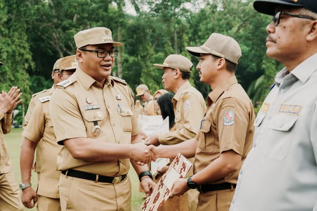 TEGAS! 5 ASN DIHUKUM DALAM APEL, BUPATI ASRI LUDIN: 50 ASN DIBERHENTIKAN 2025-2026   “Jadilah Panutan, Jangan ASN yang Merasa Harus Dilayani”