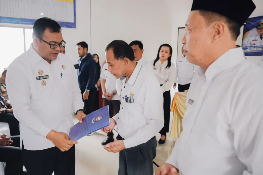BUPATI DELI SERDANG PECAT KADES TIMBANG DELI, SK DISERAHKAN DI RAKOR PANTAI LABU  Tidak Bayar Honor Kader 3 Tahun Jadi Pemicu, Bupati: Kalau Kades Tidak Beres, Saya Tindak Tegas!