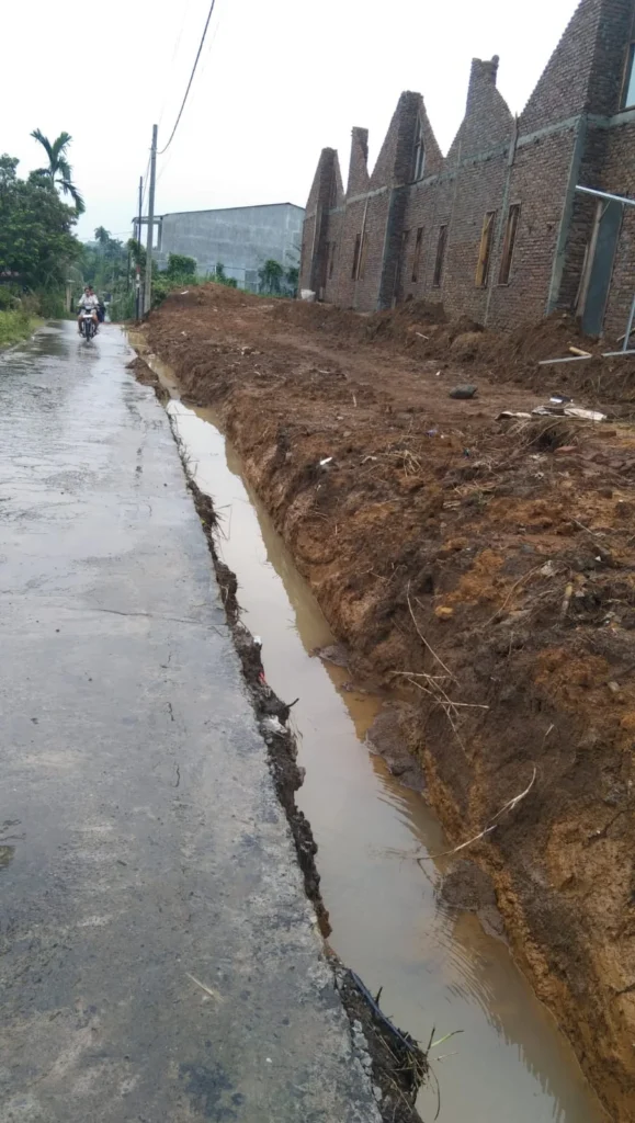 EKSKLUSIF: FOTO BUKTI PENGEMBANG THE JOHOR PALACE KOREK BAHU JALAN DESA DI DELITUA NAMORAMBE, JALAN COR WARGA TINGGAL SEJENGKAL, TERANCAM AMBLAS!     Warga Dusun III Adukan Perusakan Fasilitas Umum dan Pembuangan Limbah ke Permukiman, RDP DPRD 6 Agustus Lalu Tak Beri Solusi