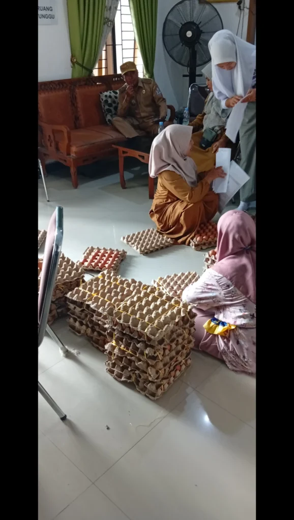 87 KK Korban Puting Beliung di Beringin Terima Bantuan Beras,Telur Dan Minyak Goreng Dari Kades