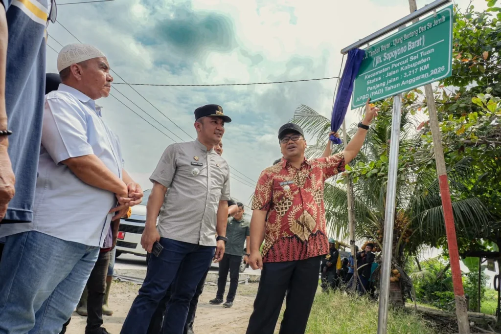 TEROBOSAN TRANSPARANSI! BUPATI DELI SERDANG PASANG PLANG HIJAU DI SETIAP JALAN KABUPATEN, WARGA BISA TAHU SUMBER ANGGARANNYA