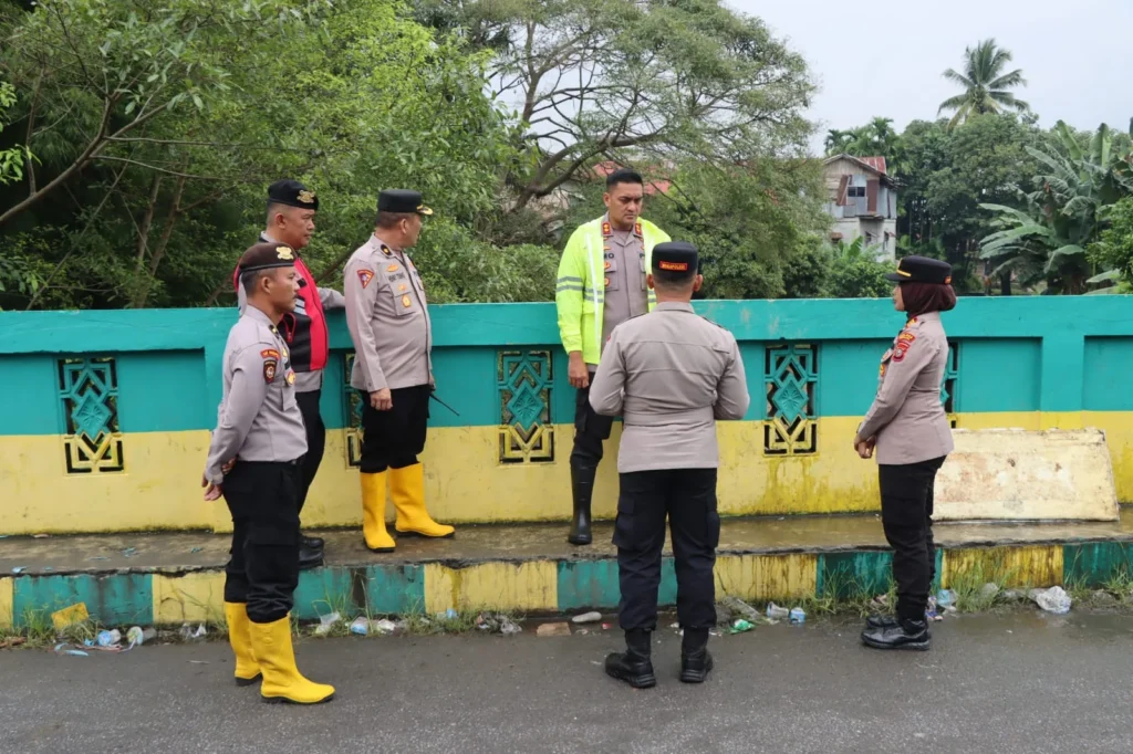 Kapolres Binjai Cek Kondisi Banjir di Kelurahan Setia, Debit Air Sungai Mencirim Berangsur Normal